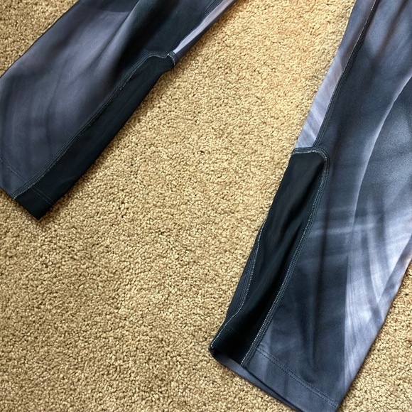 Black, gray, white dri-fit Nike women’s leggings - Picture 4 of 6